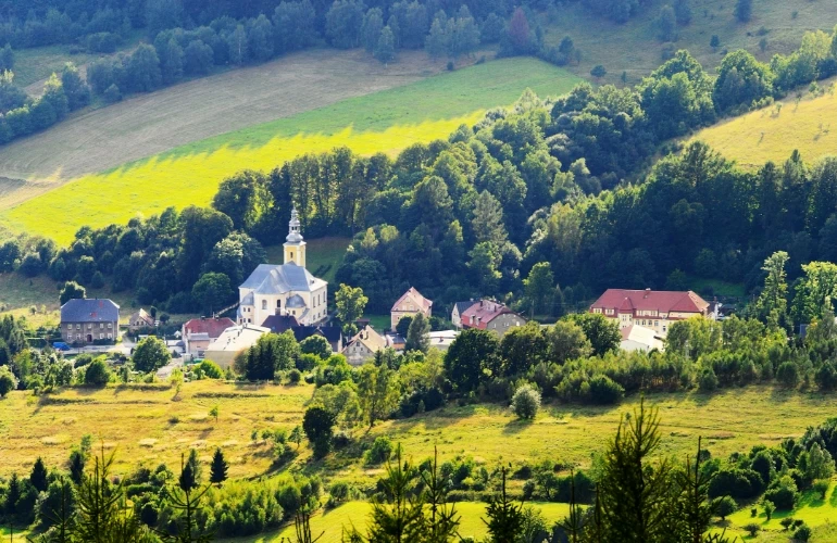 Miasteczko pośród pól i lasów